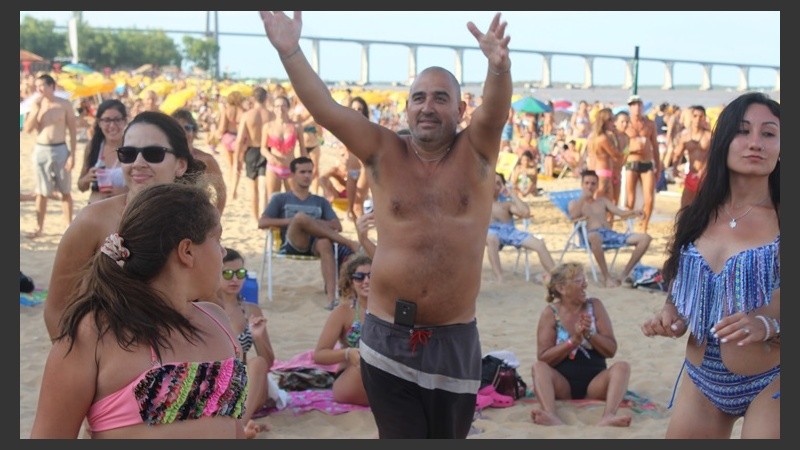 Mucha gente bailó a pesar del calor. 