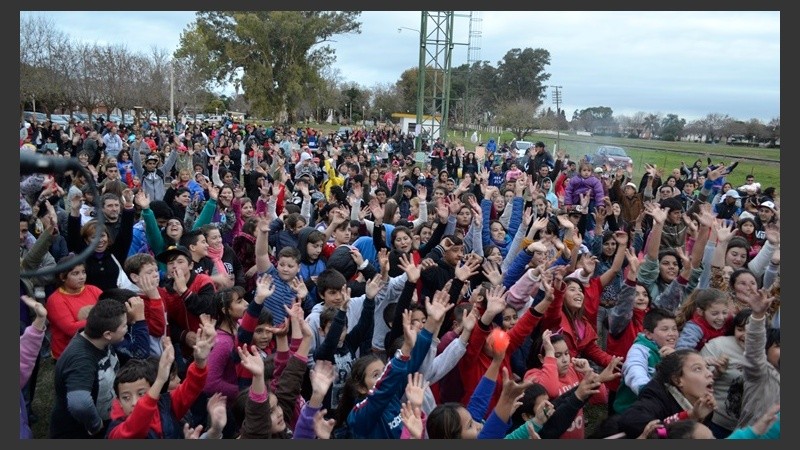 Una gran cantidad de gente se acercó al predio del ferrocarril para disfrutar de los recitales.