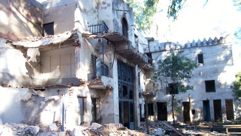 Así era la casona ubicada en el monte Caballero. En los últimos años fue saqueada.