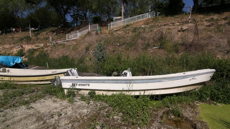 La desembocadura del arroyo Ludueña y un paisaje que sorprende por el poco caudal de agua. 