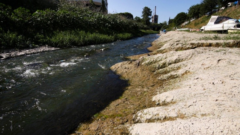 La desembocadura del arroyo Ludueña y un paisaje que sorprende por el poco caudal de agua. 