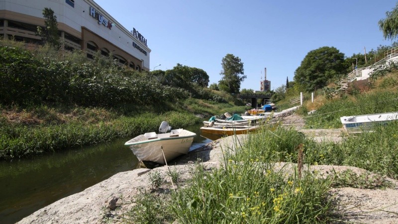 La desembocadura del arroyo Ludueña y un paisaje que sorprende por el poco caudal de agua. 