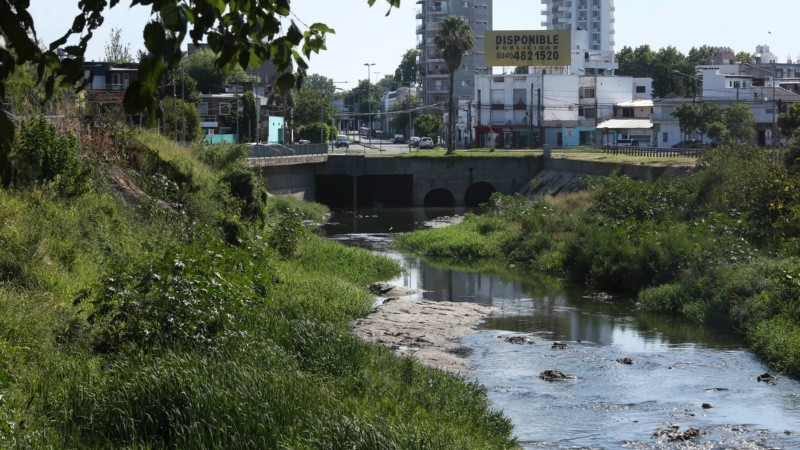 La desembocadura del arroyo Ludueña y un paisaje que sorprende por el poco caudal de agua. 