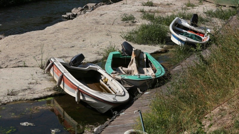 La desembocadura del arroyo Ludueña y un paisaje que sorprende por el poco caudal de agua. 