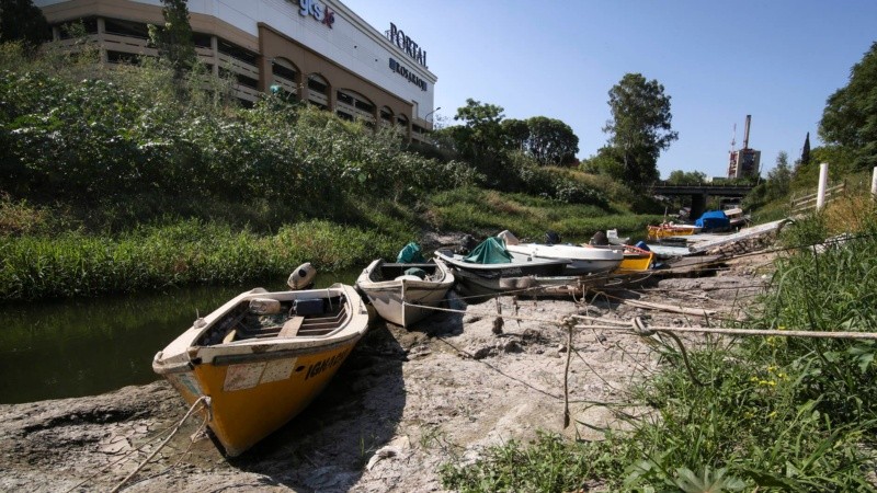 La desembocadura del arroyo Ludueña y un paisaje que sorprende por el poco caudal de agua. 