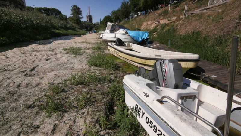 La desembocadura del arroyo Ludueña y un paisaje que sorprende por el poco caudal de agua. 