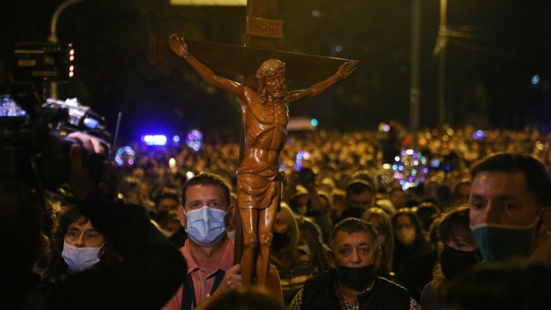 Una multitud en el inicio del Vía Crucis de barrio Rucci.