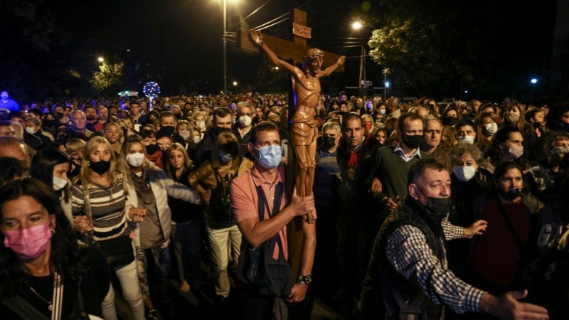 Una multitud en el inicio del Vía Crucis de barrio Rucci.