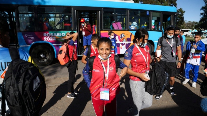 Las delegaciones de deportistas llegando al predio del Parque Independencia este jueves por la mañana.