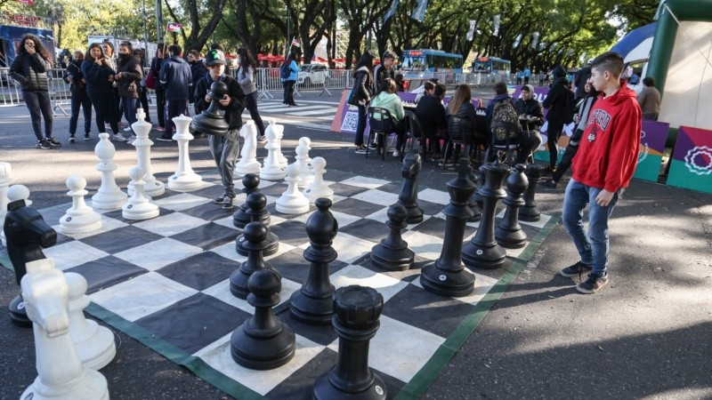 El Fan Fest de Oroño a pleno con cientos de chicos de escuelas de Rosario.