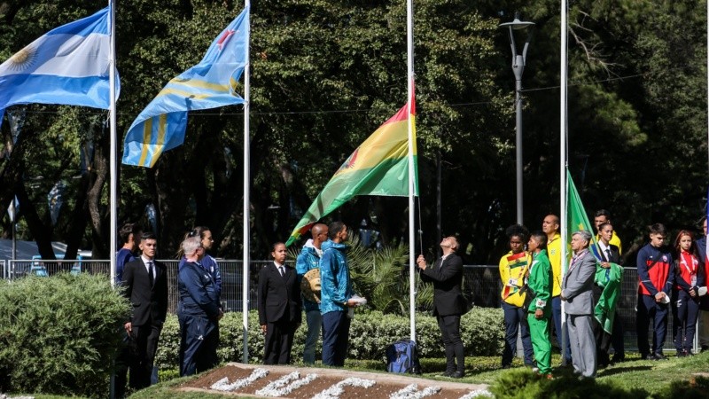 La ceremonia de bienvenida a las delegaciones en el Calendario del Parque Independencia.