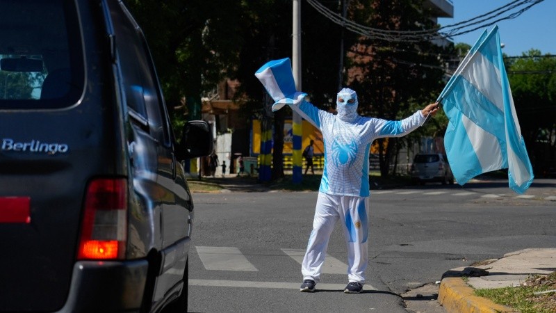 José, el Spiderman del puesto de ventas de Avellaneda y Santa Fe.