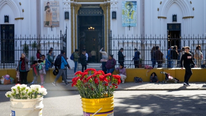 La cola de fieles en la iglesia en San Cayetano este miércoles.