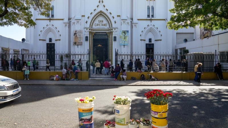 La cola de fieles en la iglesia en San Cayetano este miércoles.