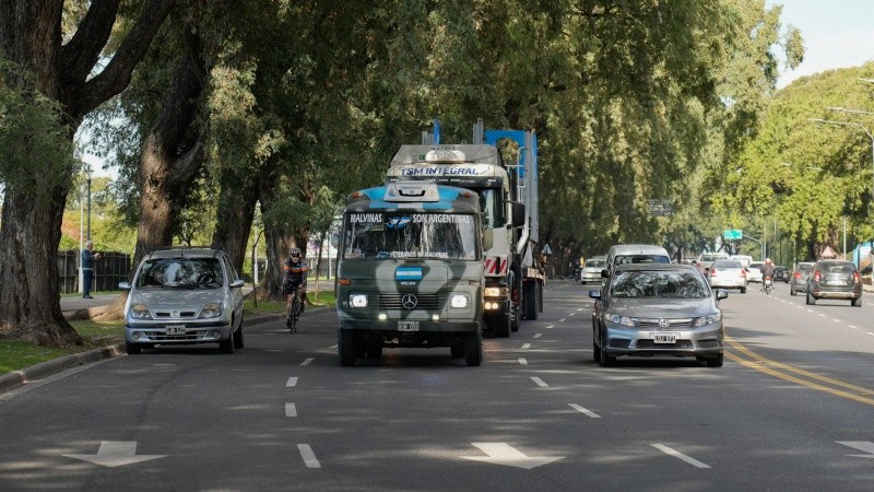 El juego escoltado por el camión de los ex combatientes.