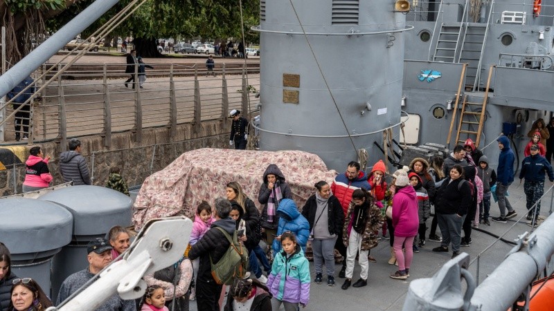 Tres buques de la Armada Argentina pasaron por la costa central de Rosario y fueron visitados por el público.