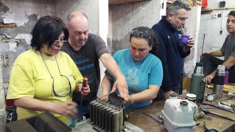 Alumnos de Hermes del Rey en sus clases prácticas de gasista, en el C.P.F.P N°2.