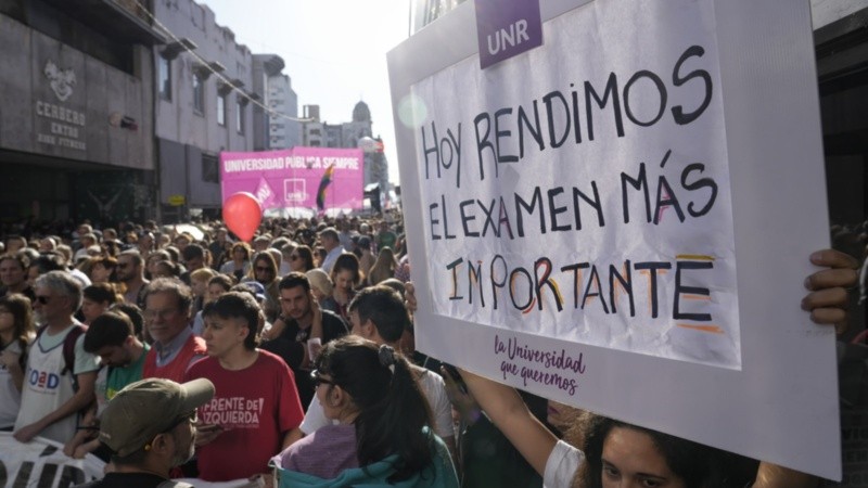 La marcha por el centro de Rosario con carteles y consignas.