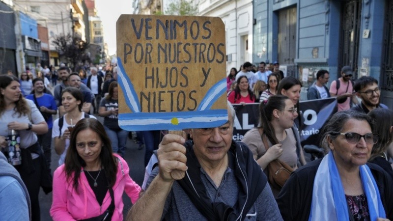 Los carteles más ingeniosos de la marcha universitaria de Rosario.