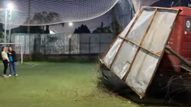 El camión derribó unas vallas y terminó dentro del campo de juego.