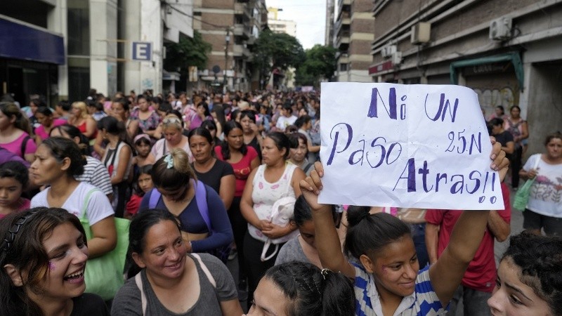 La columna de varias cuadras atravesaba el centro de la ciudad a media tarde.