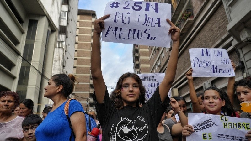 La columna de varias cuadras atravesaba el centro de la ciudad a media tarde.