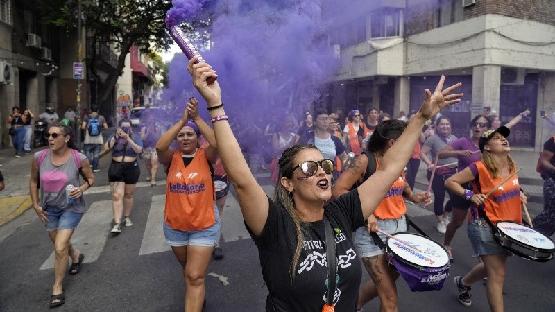 La columna de varias cuadras atravesaba el centro de la ciudad a media tarde.