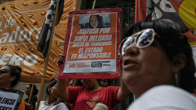 La columna de varias cuadras atravesaba el centro de la ciudad a media tarde.