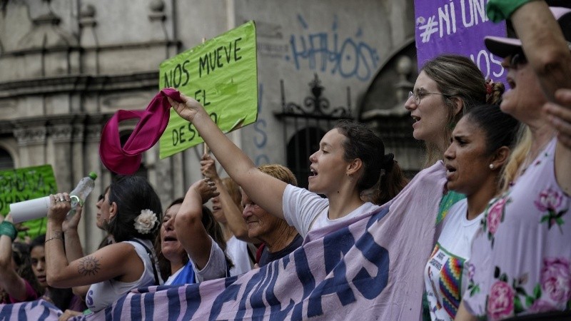 La columna de varias cuadras atravesaba el centro de la ciudad a media tarde.