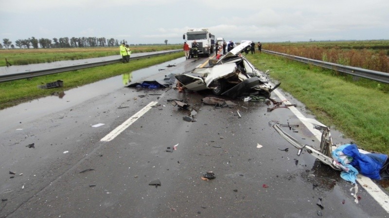 El auto quedó destruido por completo en la ruta.